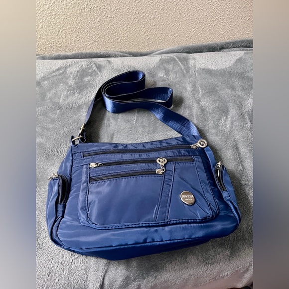Brand New Jingpin Navy Crossbody with Adjustable Strap - plenty of pockets! - Picture 4 of 8